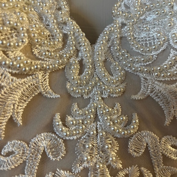 Elegant & exquisite lace mermaid dress with plunging
v neckline & faux pearls. - Picture 14 of 15